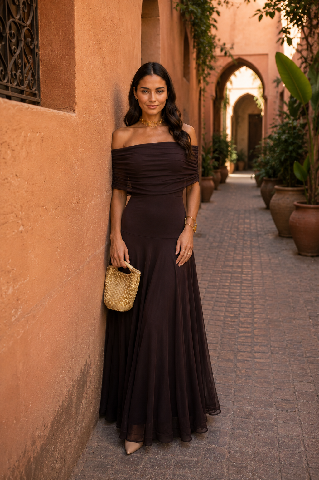 Robe Toledo marron Danoir Paris en tissu fluide, portée sur mannequin avec détails élégants et coupe moderne.