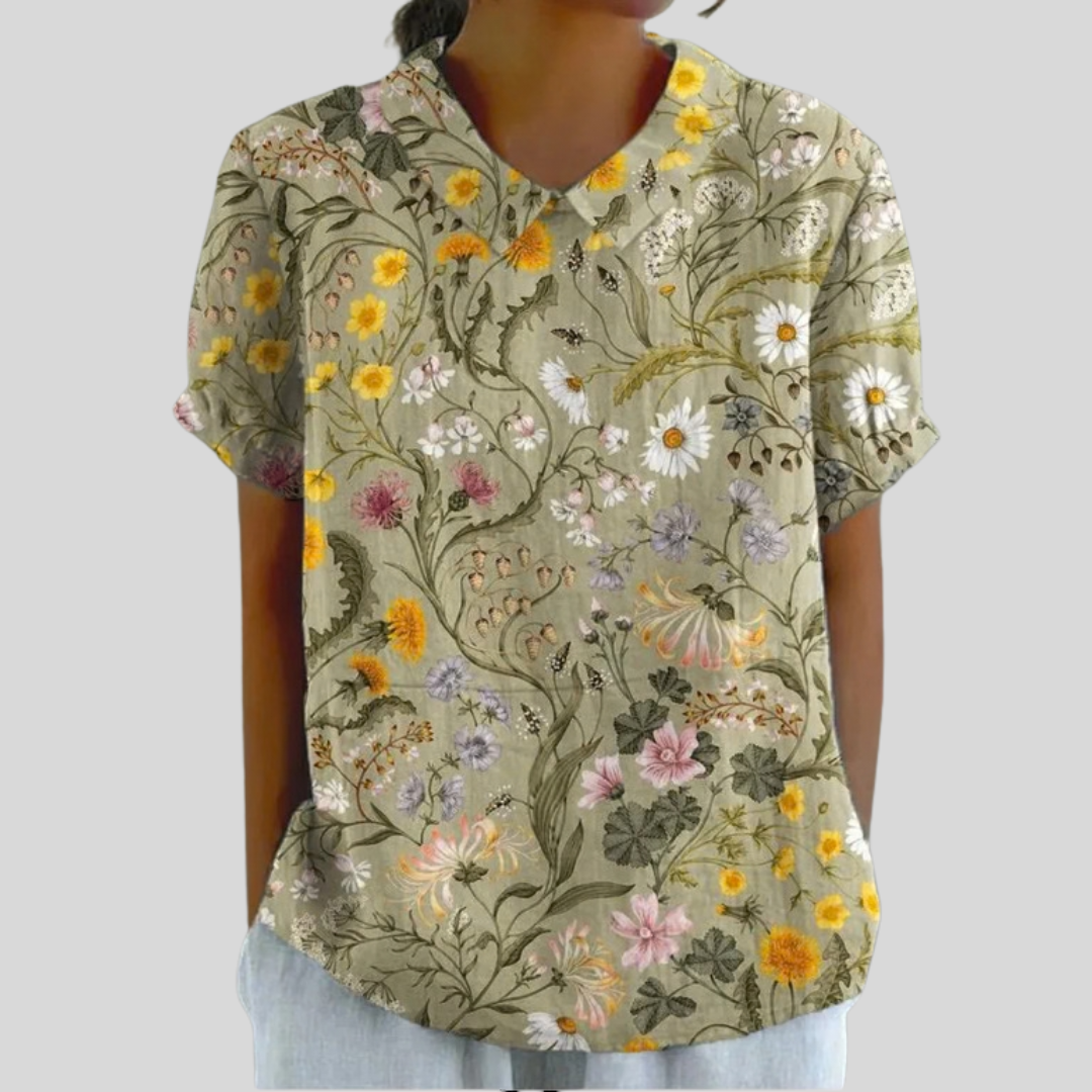 Blouse Victoire de Danoir Paris avec motif jardin champêtre, en tissu léger et élégant, portée avec manches longues.