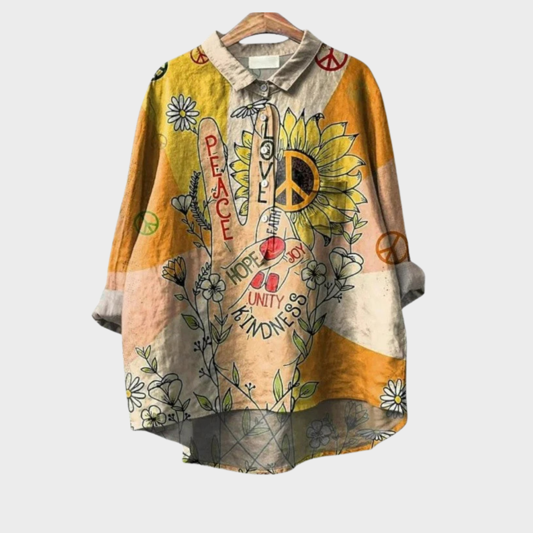 Blouse bohème Zélie de Danoir Paris avec motifs artistiques, tissus légers et coupe fluide, portée dans un style décontracté.