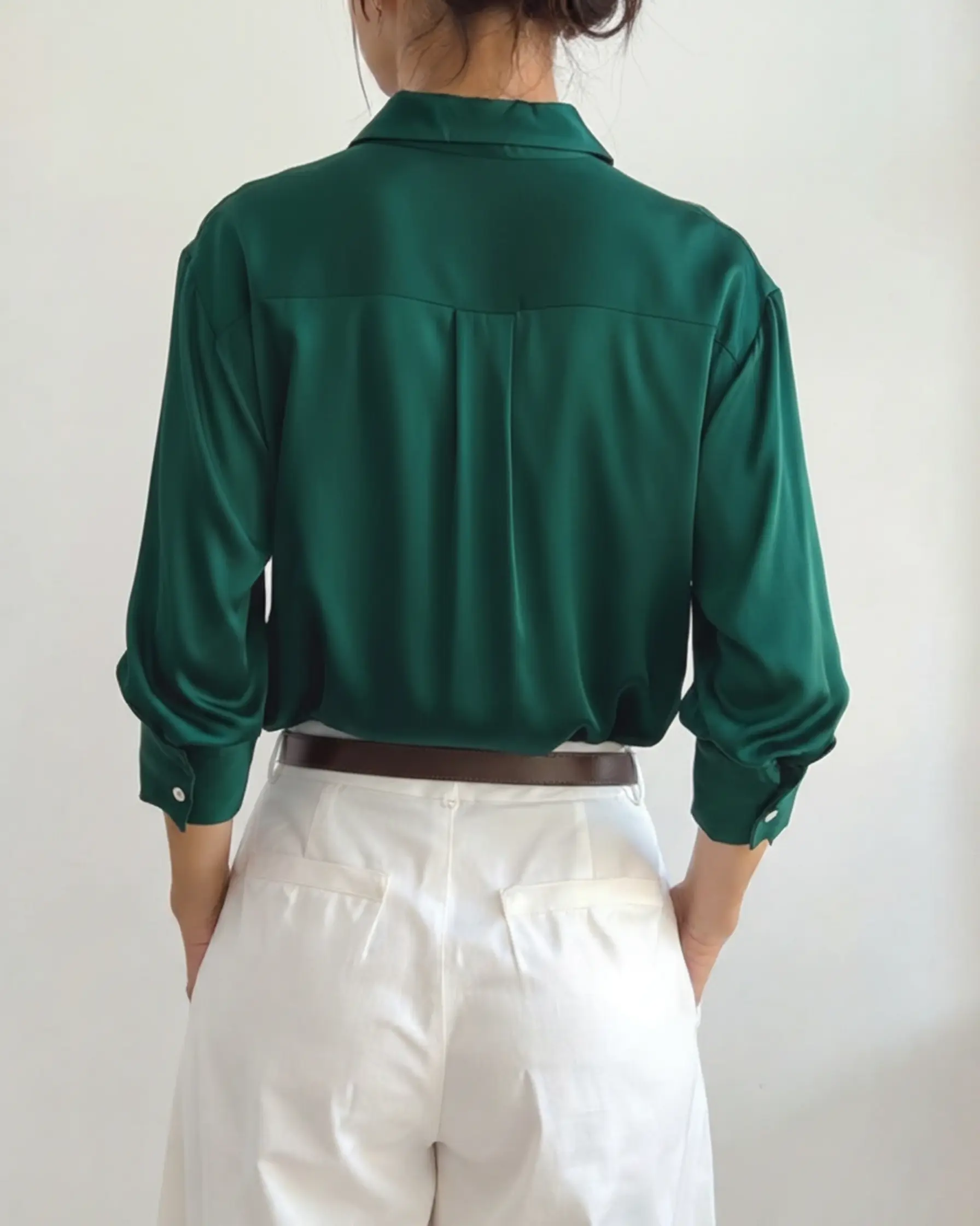 Chemise classique chic Danoir Paris en brun sable, manche longue, tissu léger, élégante pour femme, vue en détail.