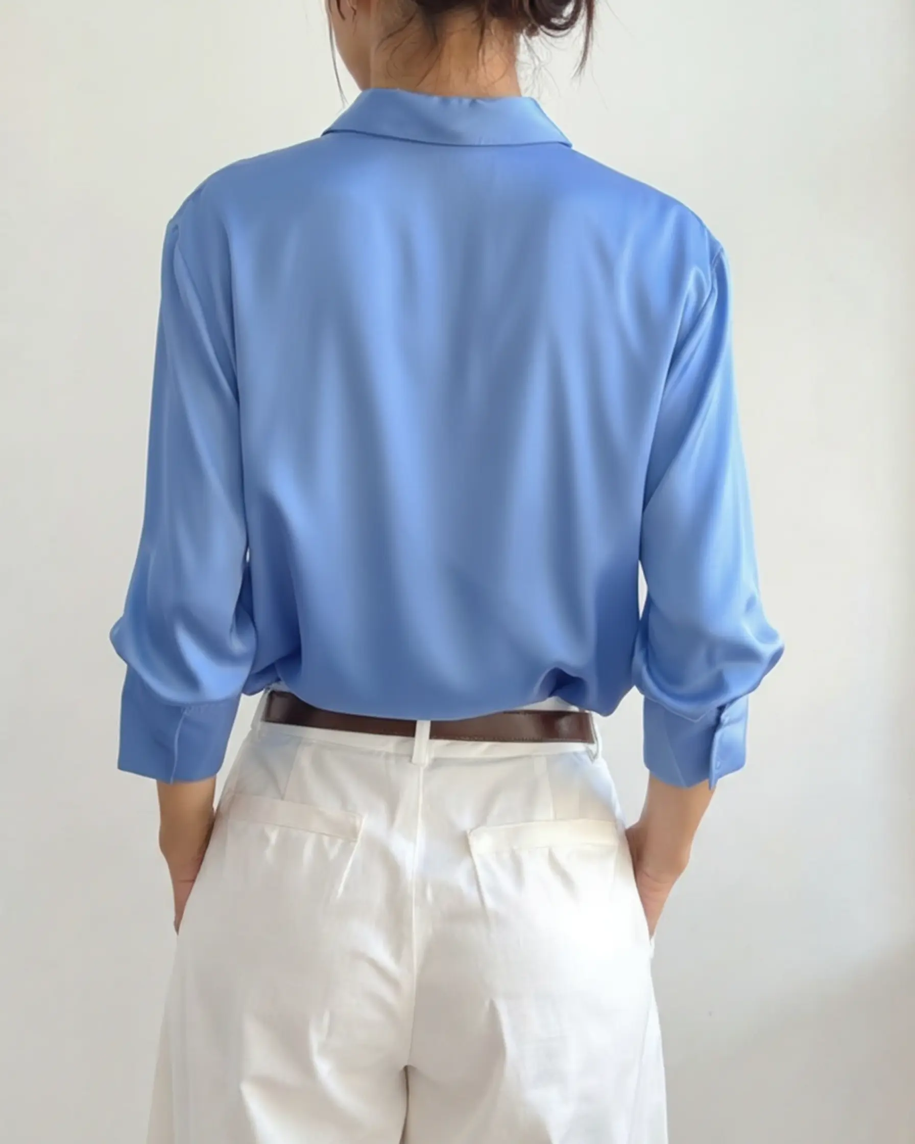Chemise classique chic Danoir Paris en marron sable, coupe ajustée, vue de face sur fond blanc.