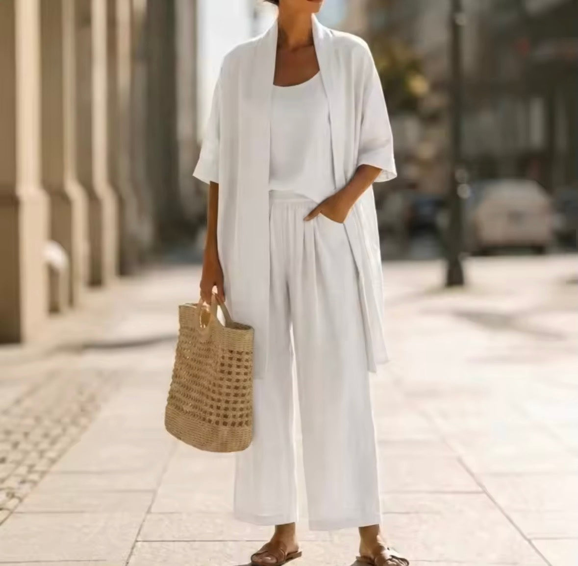 Ensemble trois pièces Abigail de Danoir Paris, élégant set bleu avec top, pantalon et veste, vue de l'ensemble porté.