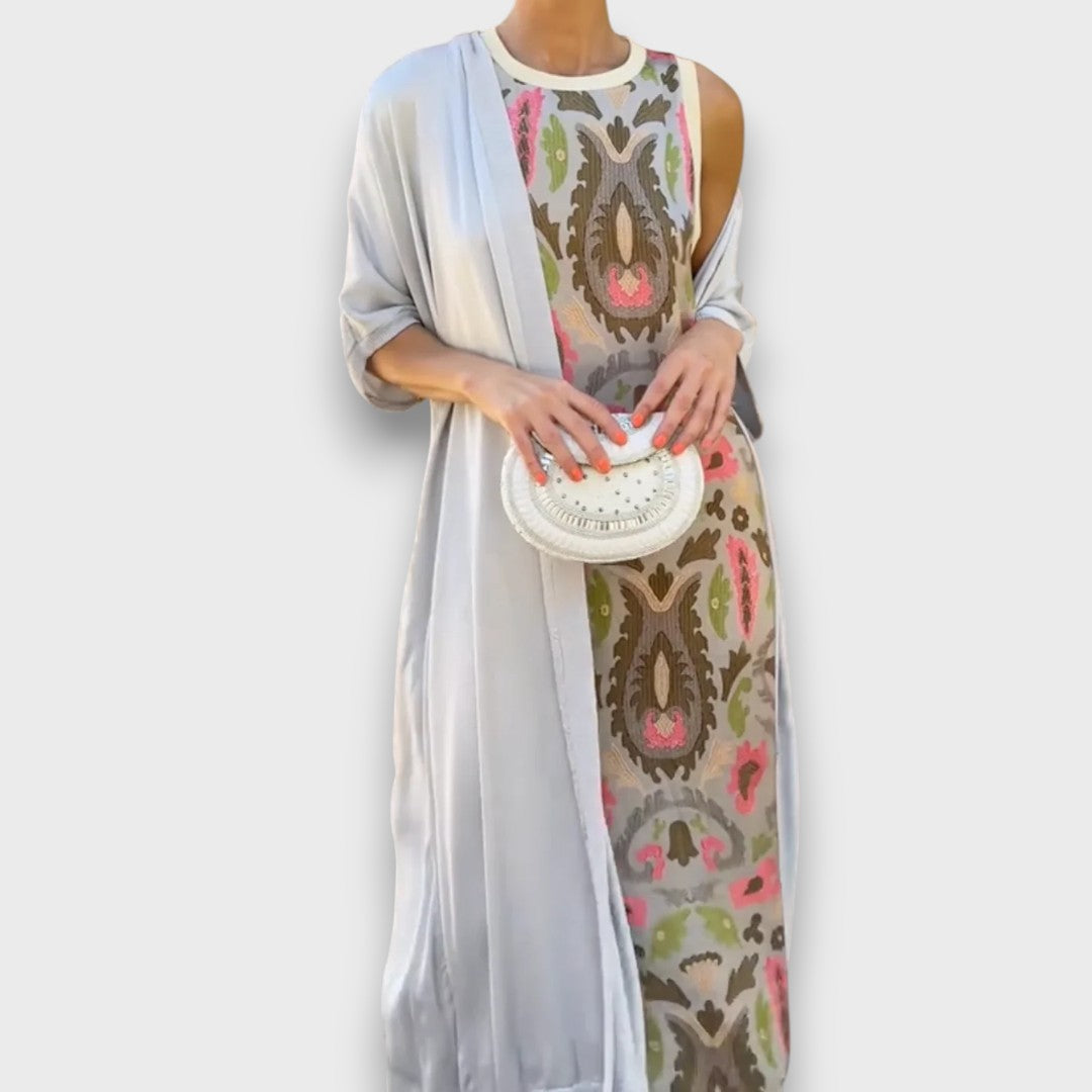 Ensemble Danoir Paris avec robe maxi rouge et cardigan assorti, parfait pour une tenue élégante et confortable.