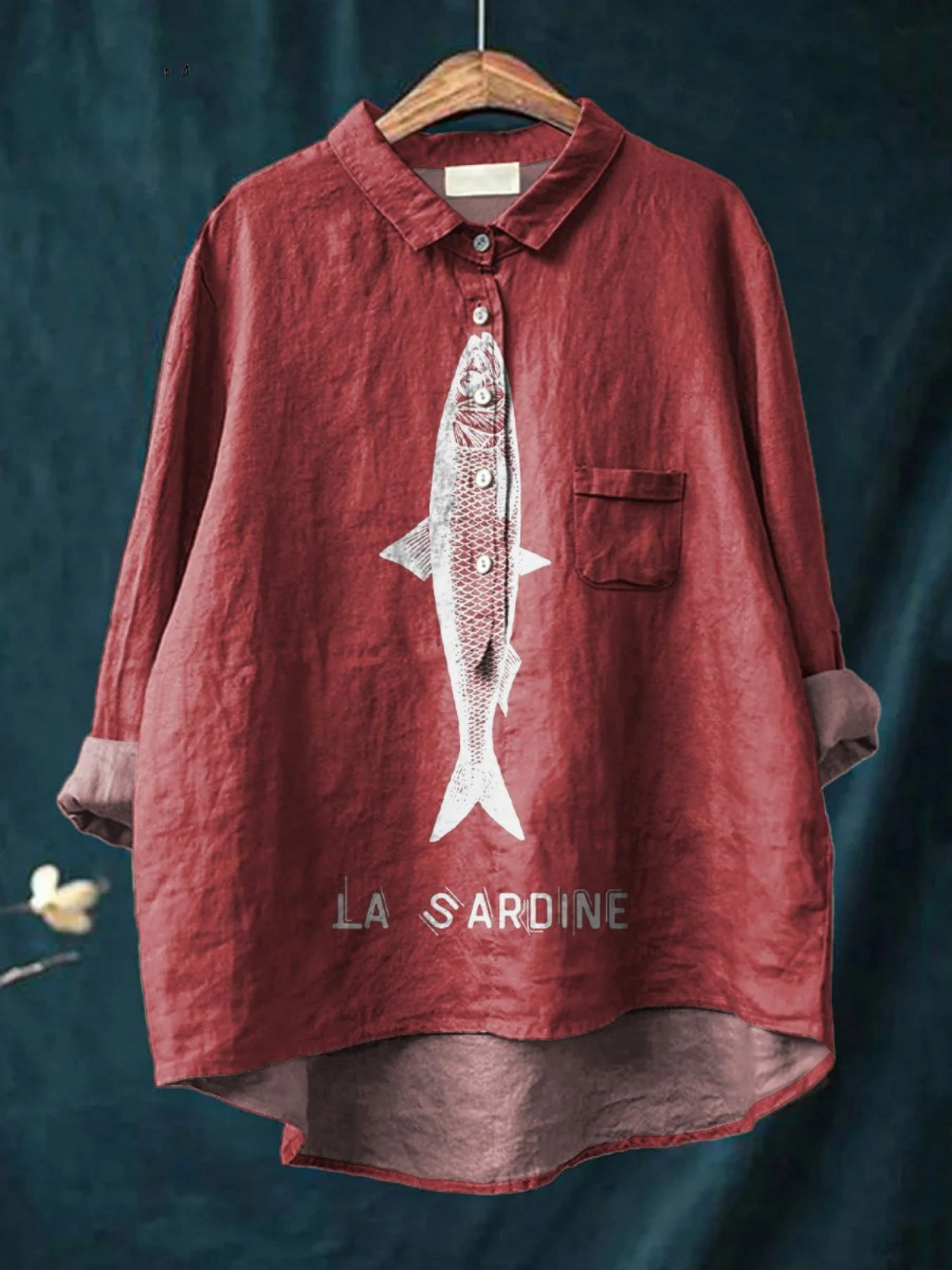 Chemise bleue Danoir Paris Faye avec motif poisson sardine, coupe classique pour femme.
