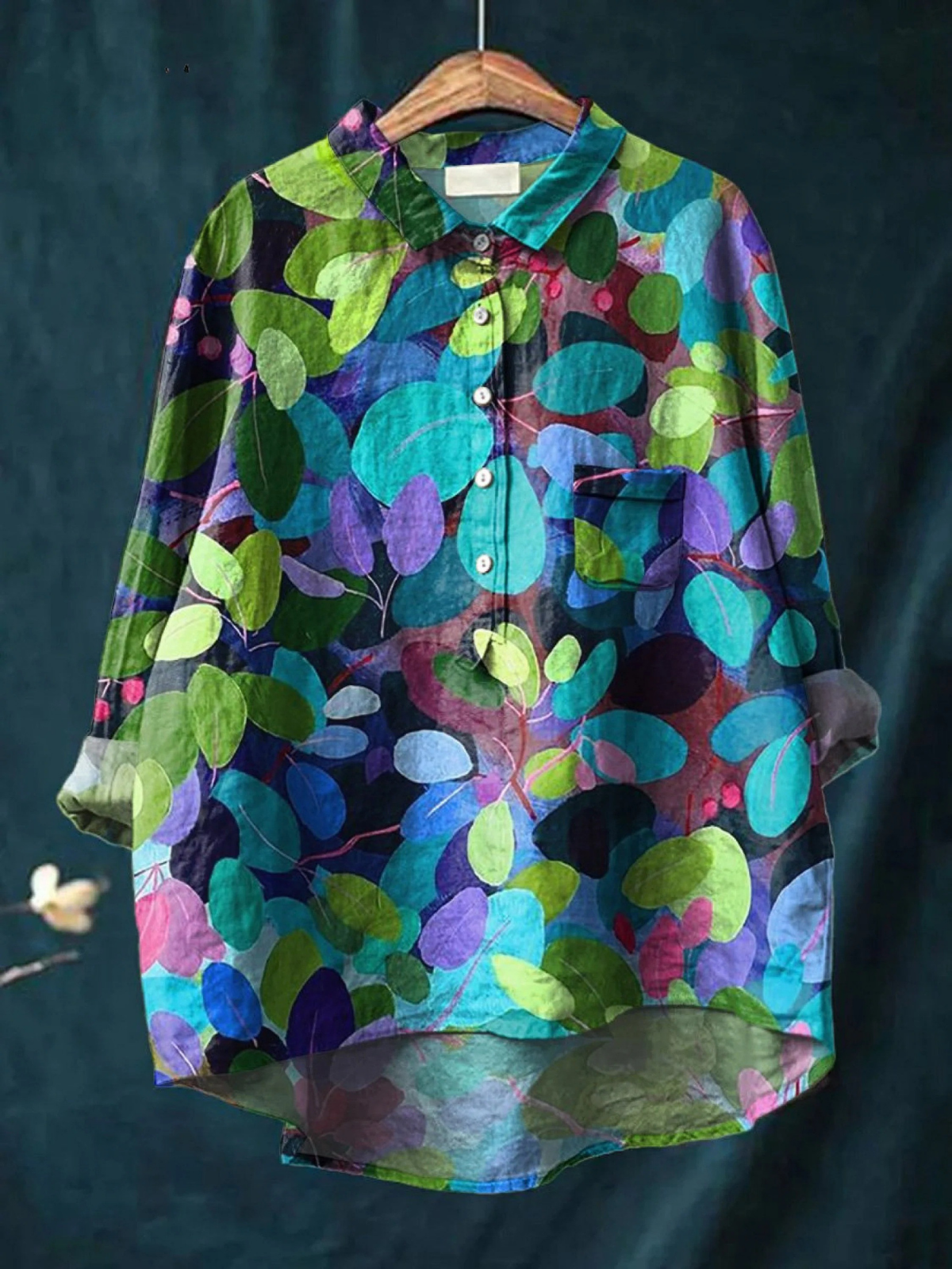 Chemise multicolore Adriana de Danoir Paris, style Art Été, en tissu léger, portée dans un look décontracté.
