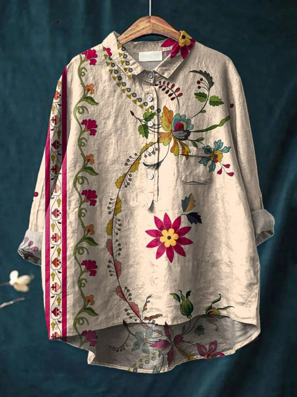 Chemise florale vintage Danoir Paris Alisa, multicolore, en tissu léger, portée décontractée avec col et manches longues.