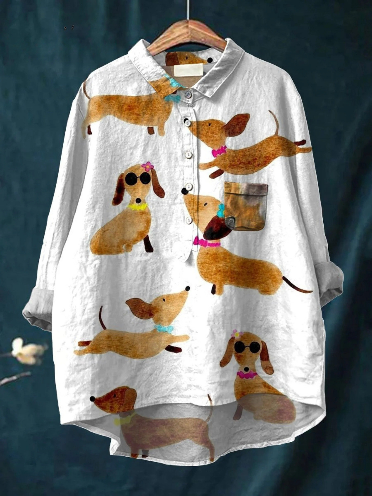 T-shirt Danoir Paris Allyson avec motif d'un teckel mignon en art coloré, en coton, porté par un mannequin.