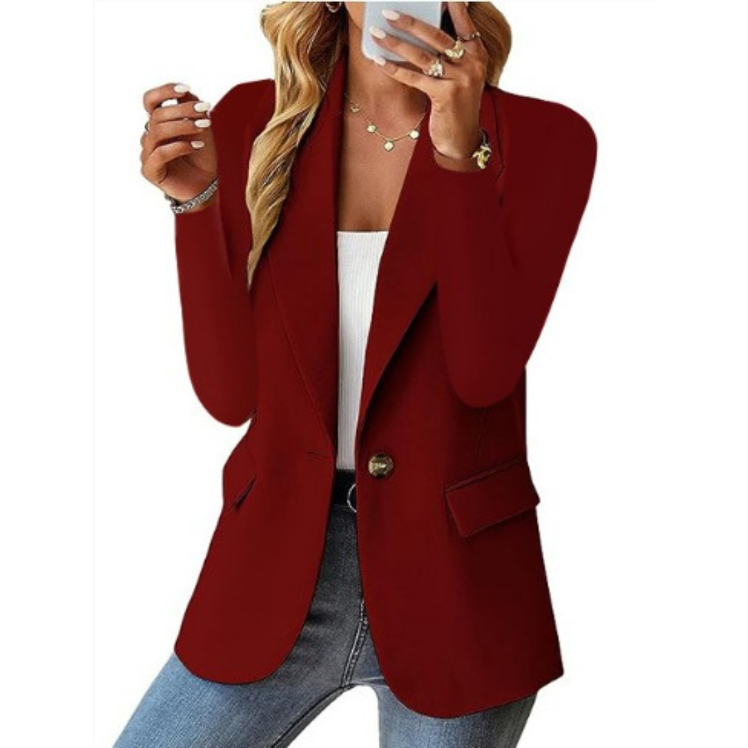 Blazer Amber de Danoir Paris, élégance intemporelle, en tissu rose, porté comme une veste ou un top, pour femmes.