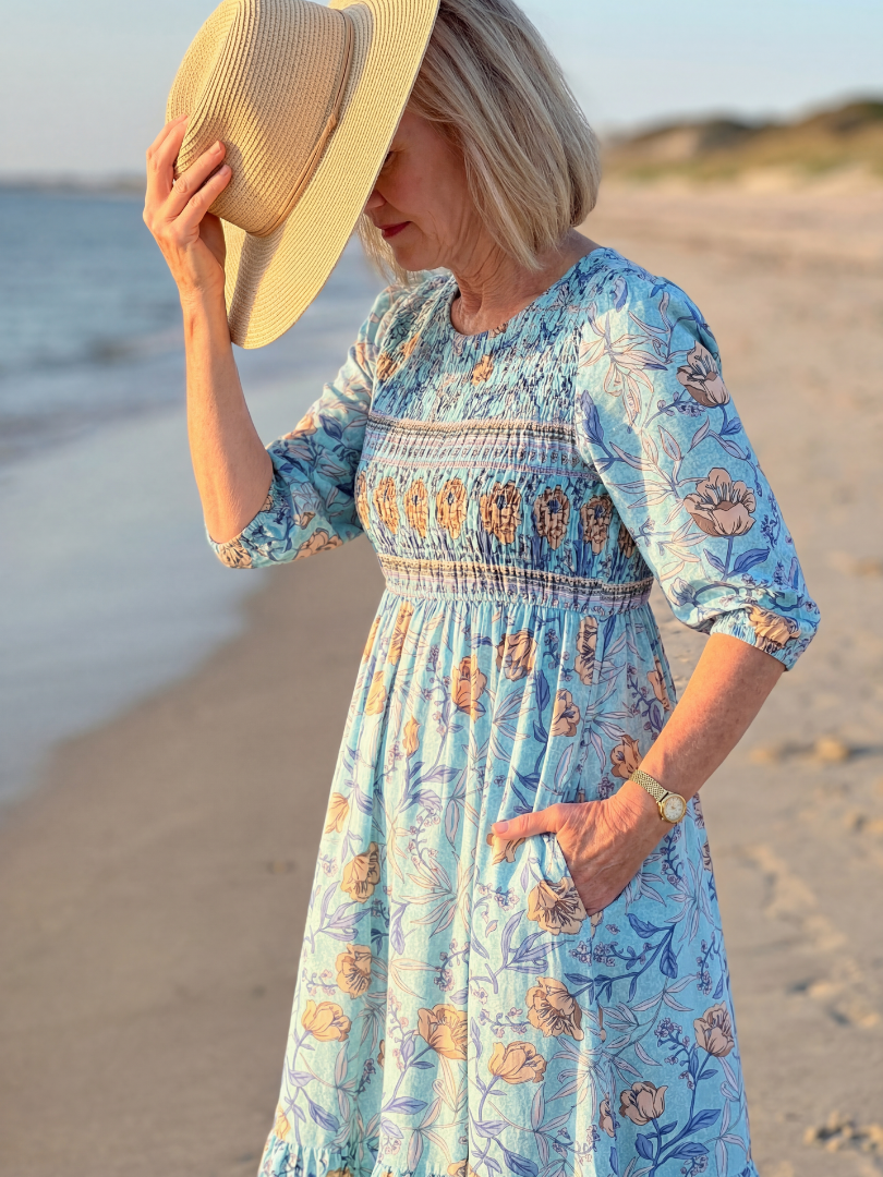 Robe midi Halia Danoir Paris Meadow Gather en tissu bleu ciel avec détails floraux, portée par une mannequin.
