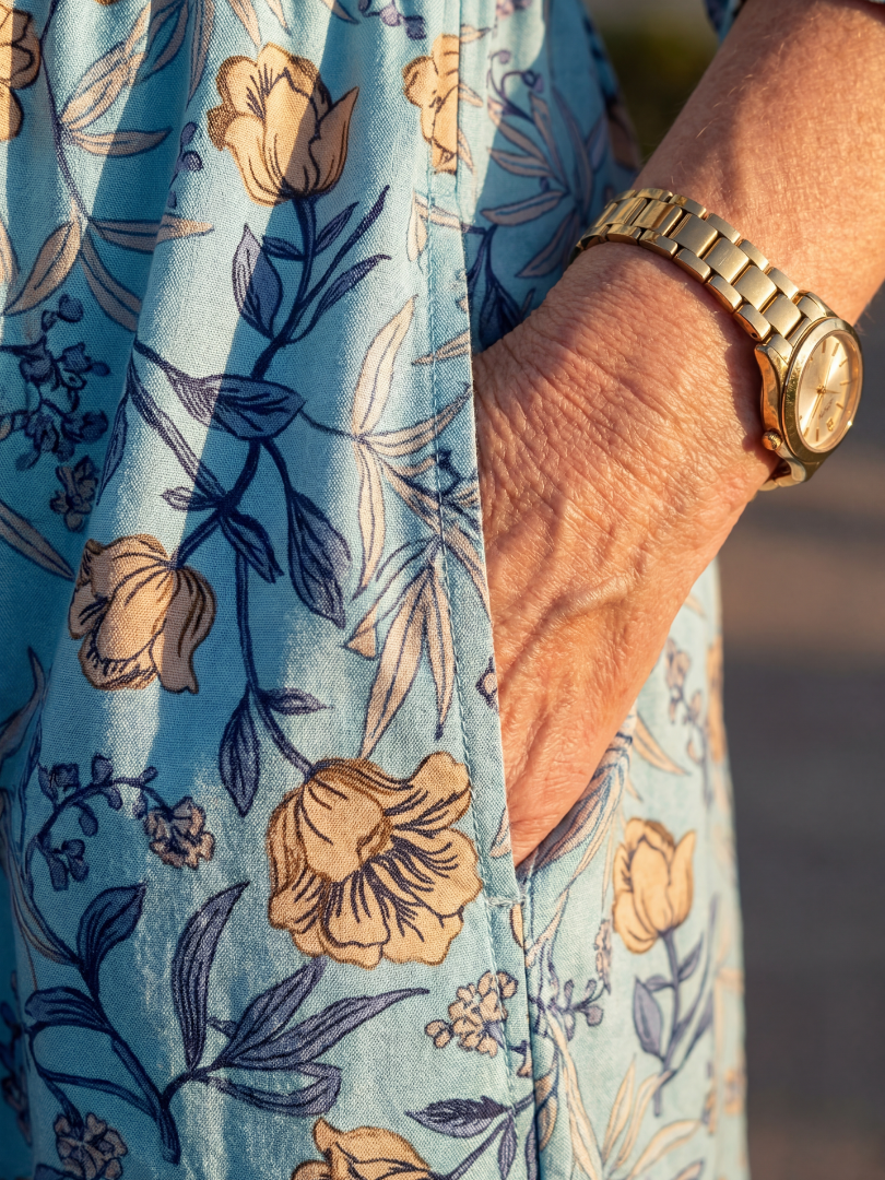 Robe midi Halia Danoir Paris en tissu bleu ciel avec motif floral, élégante et fluide, portée par un mannequin.
