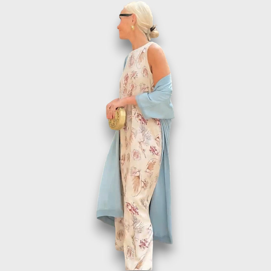 Robe maxi élégante Danoir Paris avec cardigan assorti, portée en style décontracté, en tissu fluide et confortable.