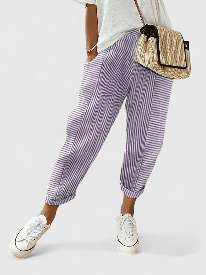 Pantalons d'été confortables pour femmes Elvira™ de Danoir Paris, pantalon léger rouge clair, vue sur le tissu et la coupe.