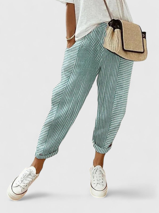 Pantalons d'été confortables pour femmes Elvira™ de Danoir Paris, couleur rouge clair, porté par une femme.