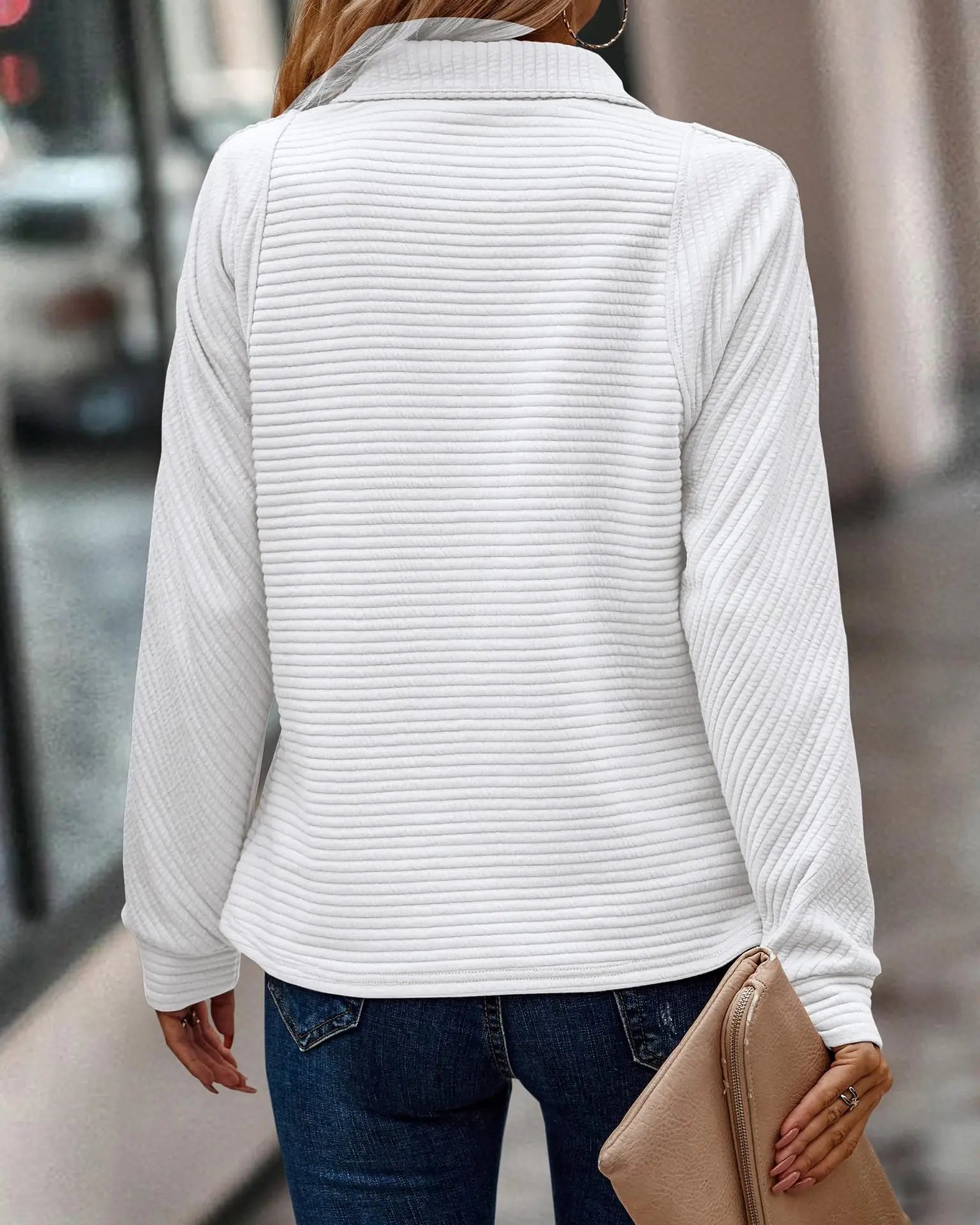 Pull Danoir Paris avec zip, élégant et confortable, en rose, porté par un mannequin, style chic et décontracté.