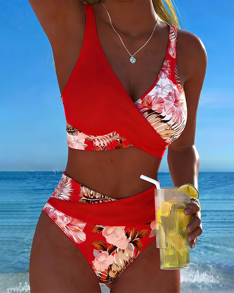 Maillot de bain Eduarda Danoir Paris avec motif floral contrastant et fente, en tissu rose pour femmes.