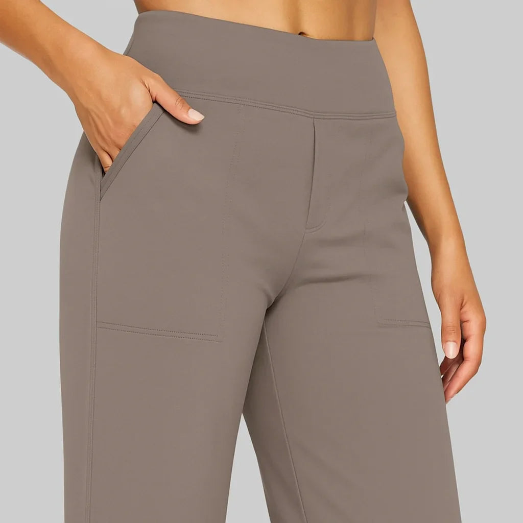Pantalon stretch Danoir Paris en taupe, confortable et ajusté, porté par une femme, idéal pour toutes les femmes.