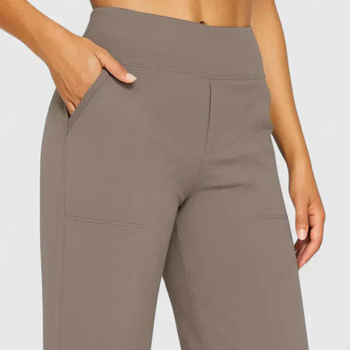 Pantalons confortables Jasmynne de Danoir Paris en taupe, coupe décontractée et tissu doux pour un style décontracté.