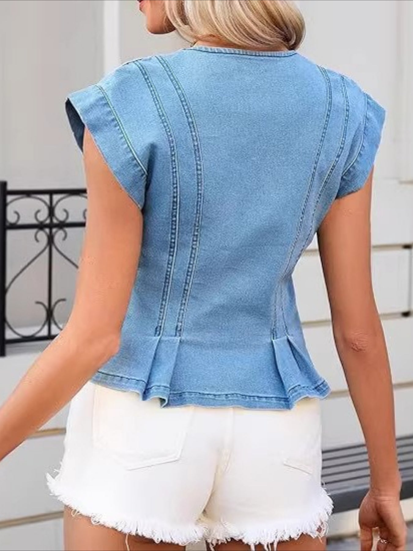 Haut en denim bleu foncé Danoir Paris Viera à col en V et manches courtes, style décontracté.