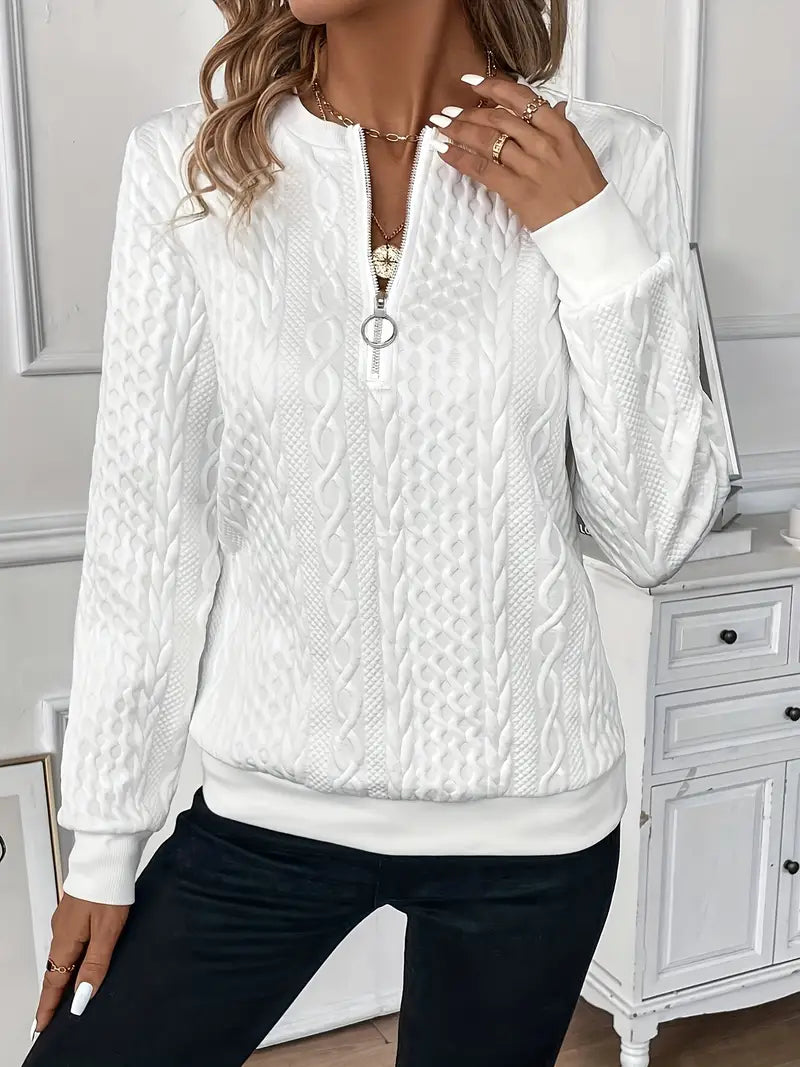 Pull à zip blanc Lucia de Danoir Paris, élégant, en tricot doux, porté sur un fond neutre, détail du col et du zip.