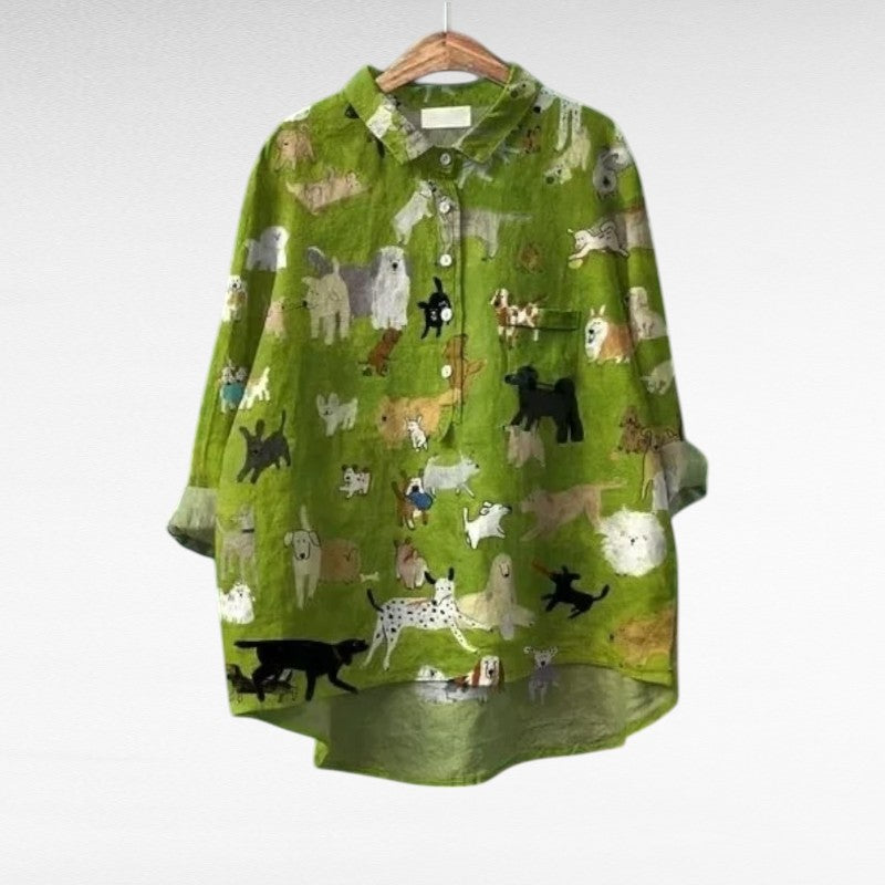 Blouse d'été en lin verte Cécile de Danoir Paris, élégante et légère, portée avec manches courtes et col classique.