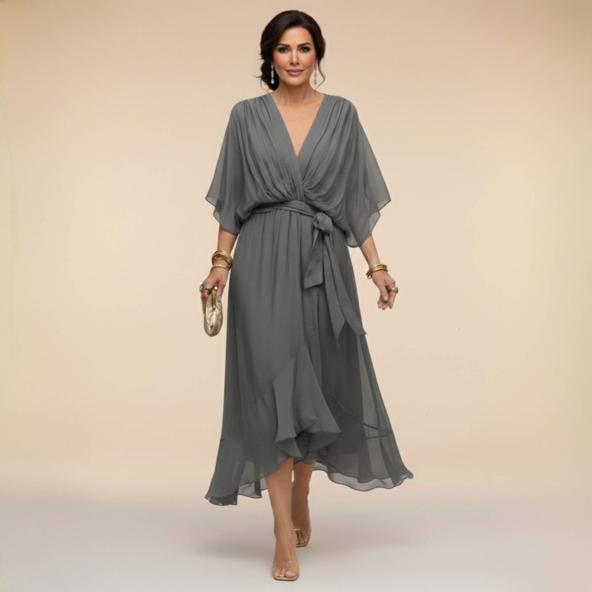 Robe en chiffon verte Danoir Paris Marta avec décolleté en V, taille XS, élégante et fluide, portée sur un fond neutre.