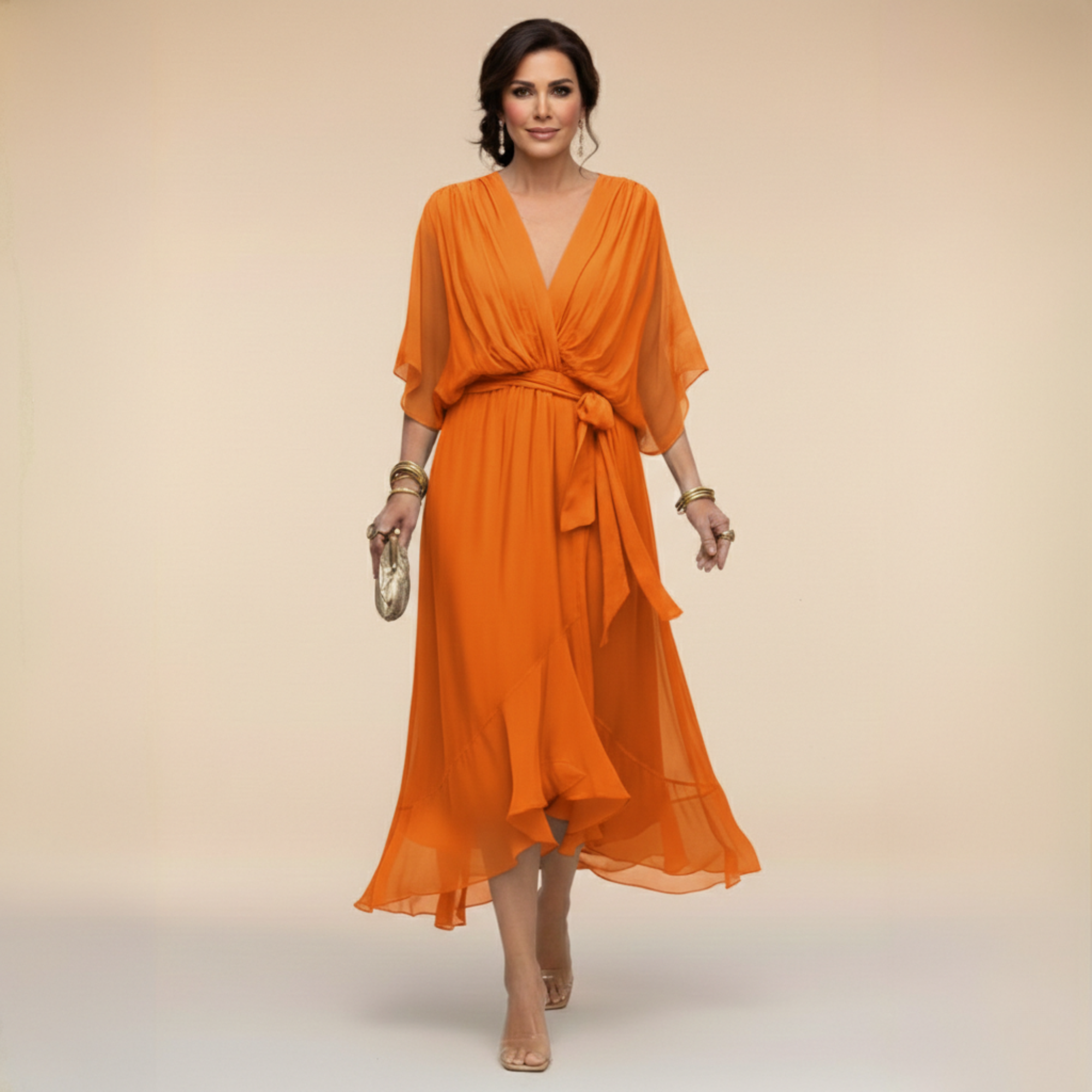 Robe en chiffon verte MARTA™ de Danoir Paris avec décolleté en V, taille XS, élégante et fluide, portée sur un fond neutre.