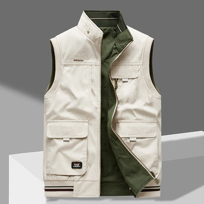Gilet d'homme de luxe Danoir Paris en vert beige, élégant et sophistiqué, tissu de haute qualité pour un style raffiné.