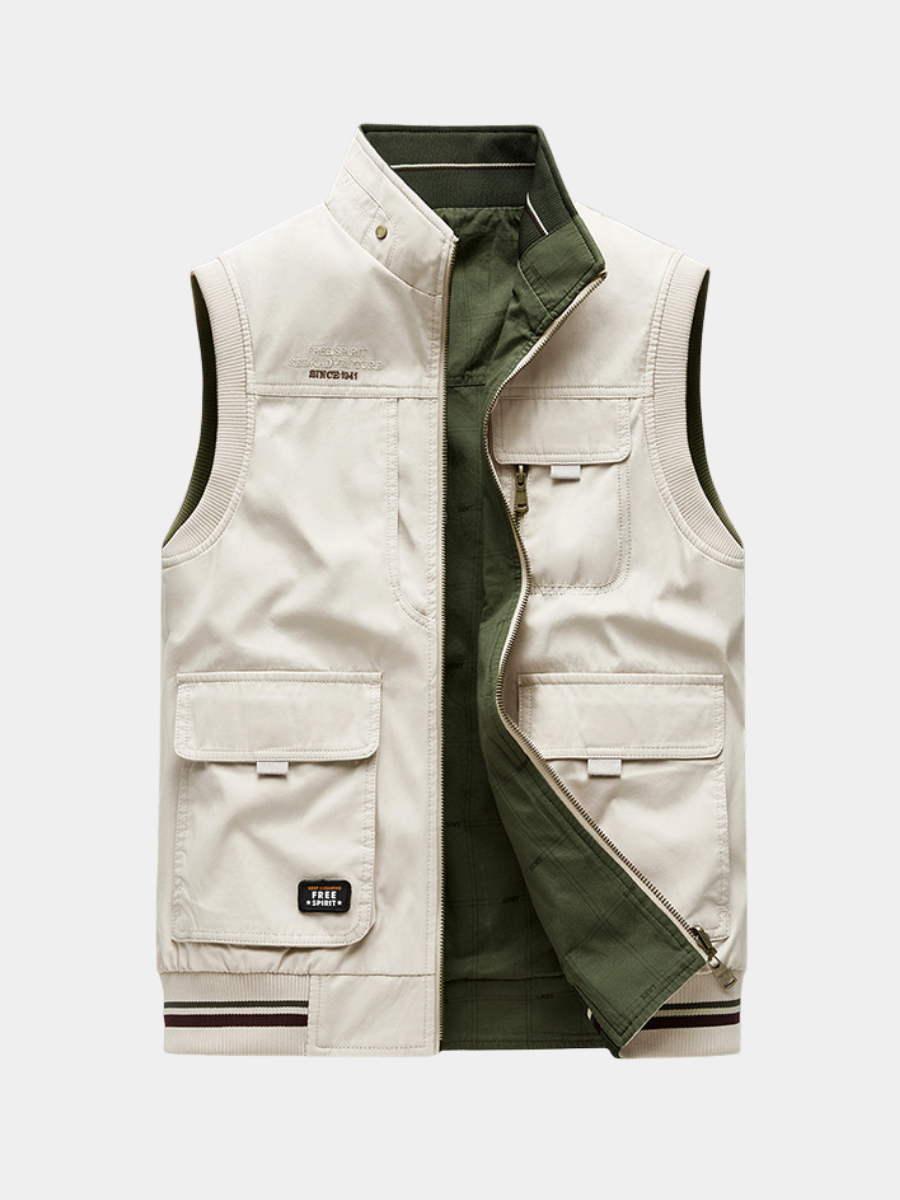 Gilet d'homme de luxe Danoir Paris en vert beige, veste élégante en tissu raffiné, portée sur un mannequin.