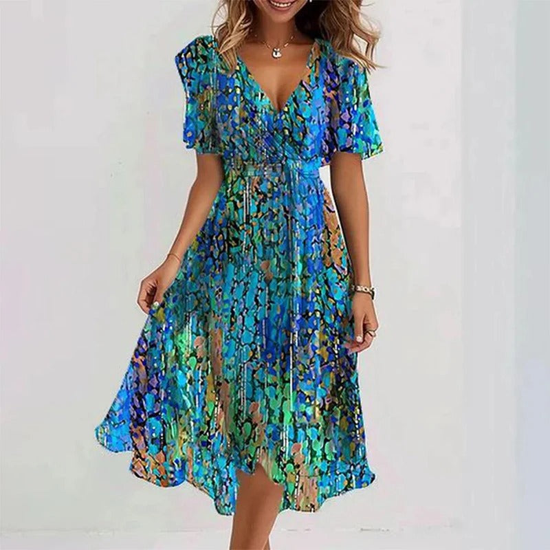 Robe florale élégante Danoir Paris Yara en tissu vert clair, détail de la coupe et des motifs floraux.