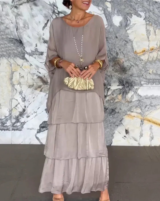 Robe longue fluide élégante Lara de Danoir Paris en tissu vert délavé, portée sur mannequin, détails de couture visibles.