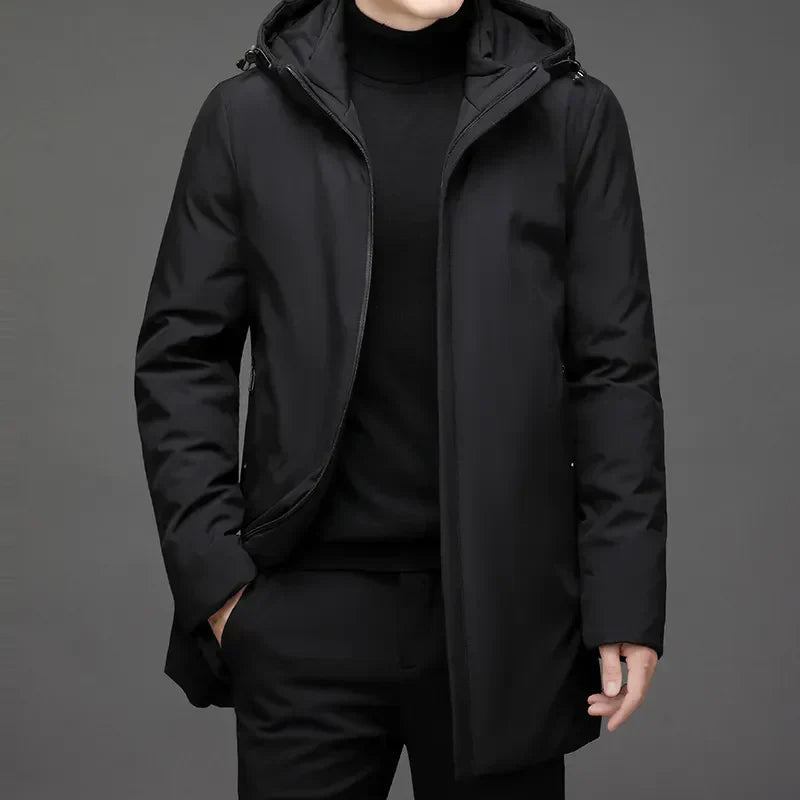 Veste d’hiver longue à capuche Danoir Paris™ en vert foncé, coupe chaleureuse et confortable pour l’hiver.