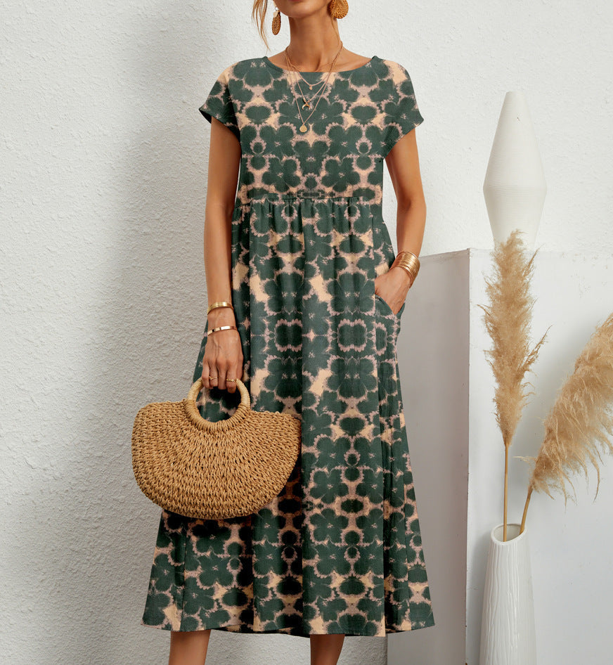 Robe florale élégante Deborah de Danoir Paris, tissu vert foncé avec motif floral, vue de l'avant sur mannequin.