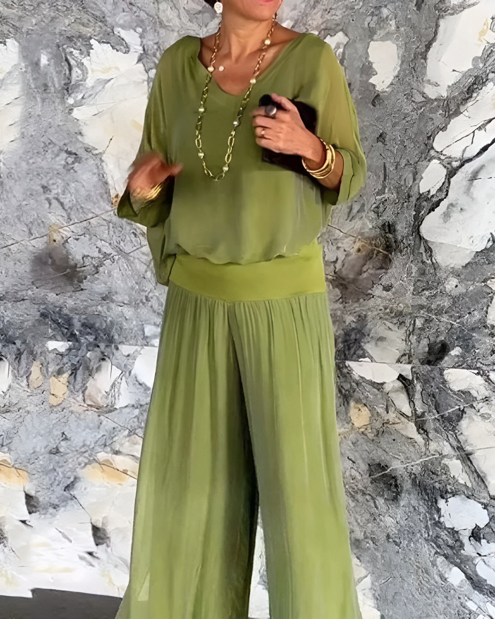Ensemble décontracté élégant vert menthe de la marque Danoir Paris, porté par un mannequin, vue de face.