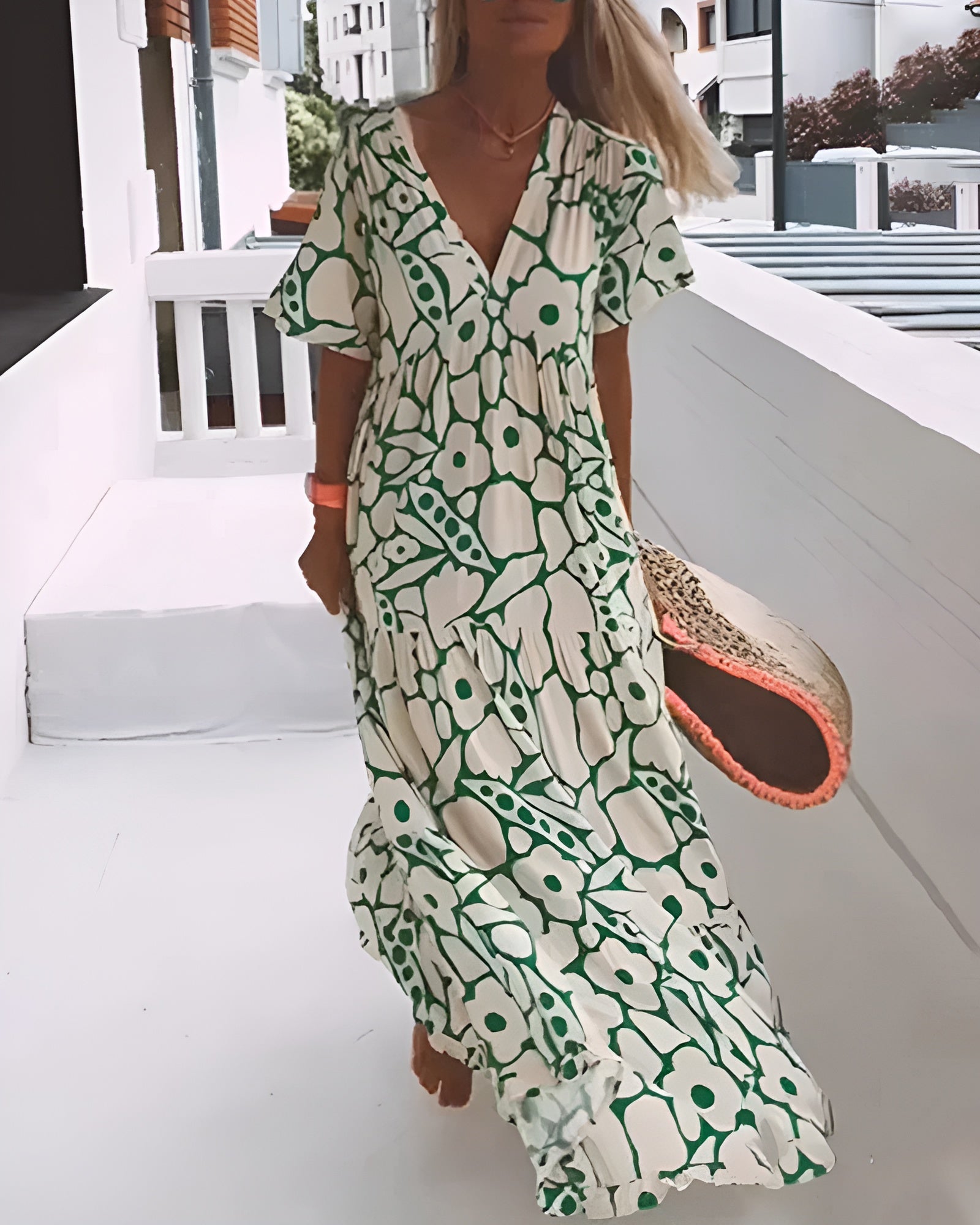 Robe d'été légère Christine de Danoir Paris en tissu vert, parfaite pour les journées chaudes, vue en gros plan.