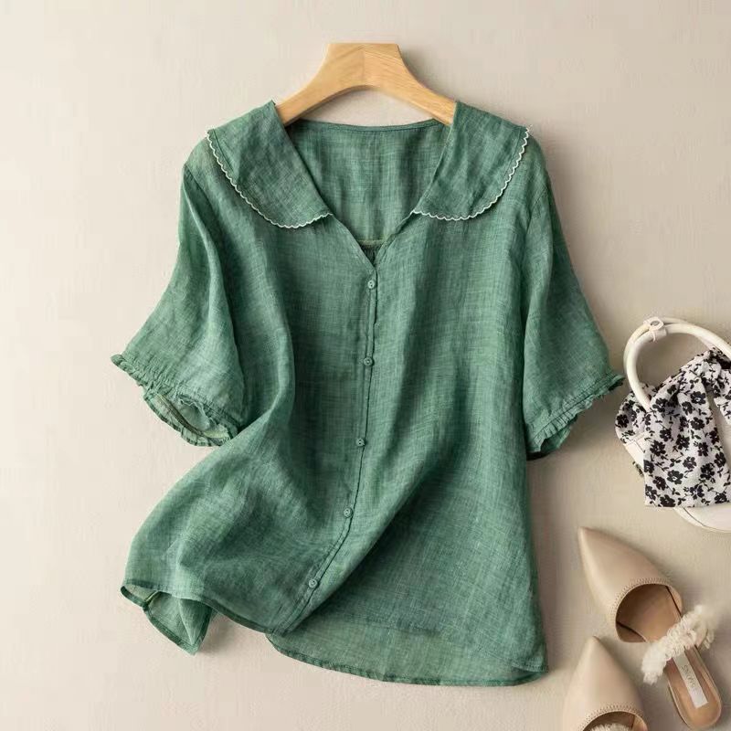 Blouse aérienne en lin verte Adèle par Danoir Paris, ajustée en taille S/M, portée avec manches longues et tissu léger.