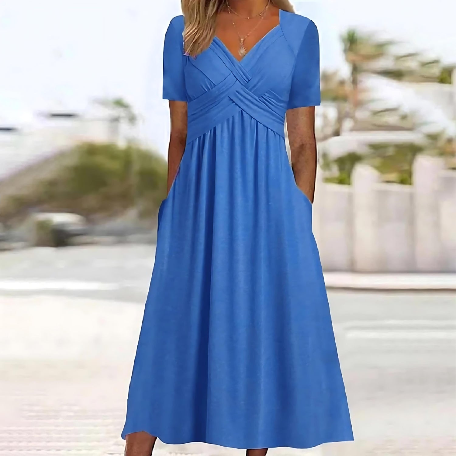 Robe midi verte élégante Carmen de Danoir Paris, tissu fluide et style sophistiqué, vue de face.