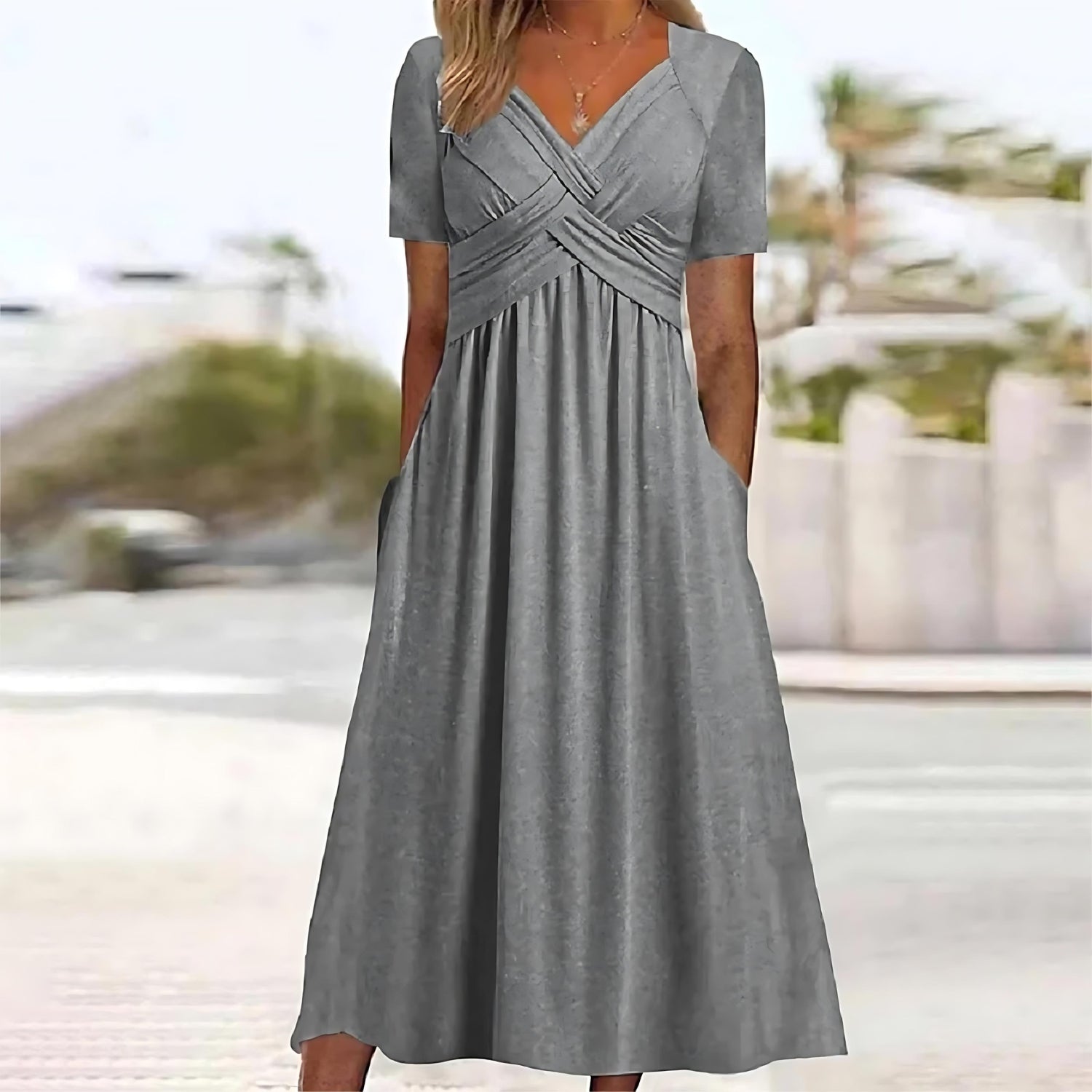 Robe midi verte élégante Carmen par Danoir Paris, vue de face, en tissu fluide et chic.