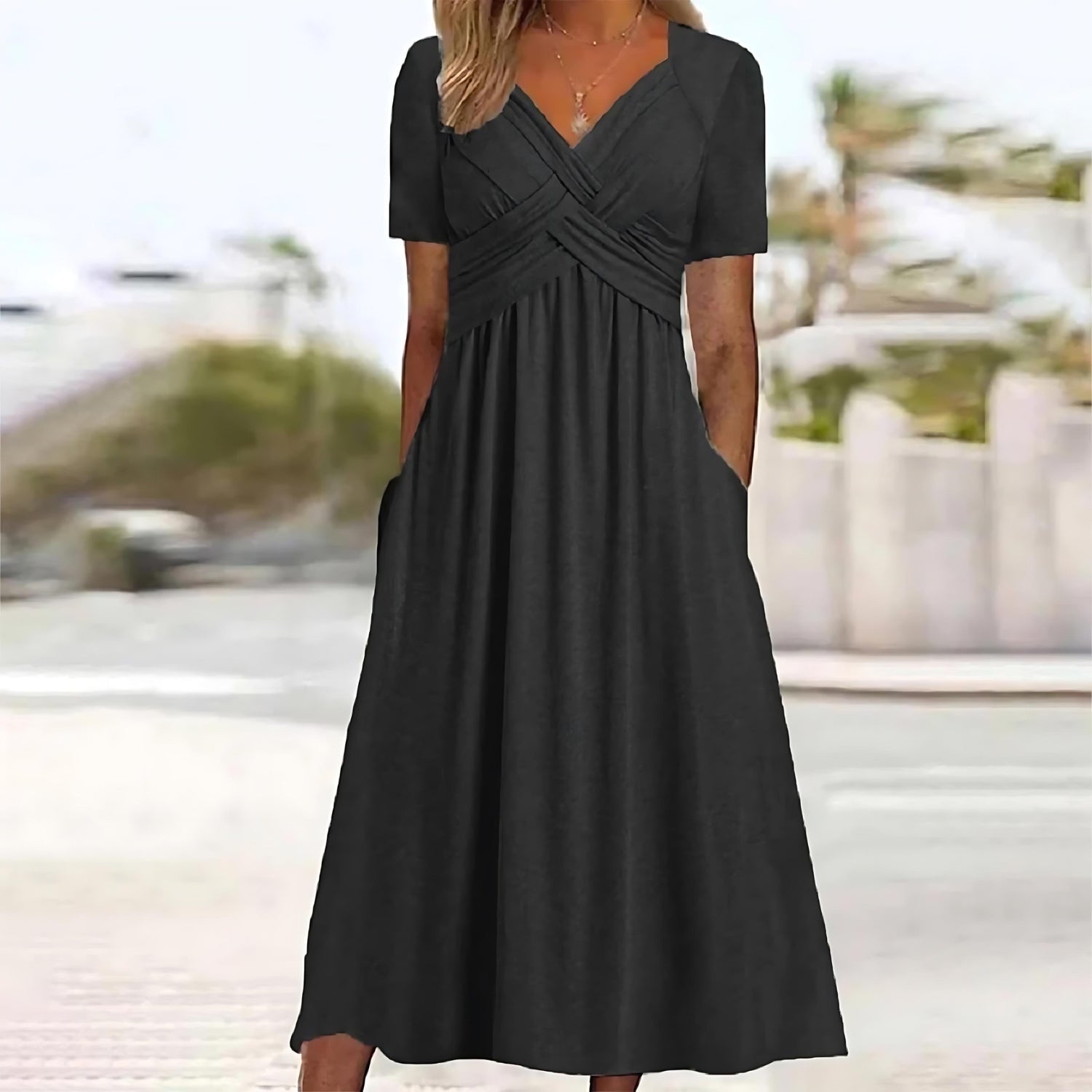 Robe midi élégante Danoir Paris Carmen en vert, tissu fluide et coupe sophistiquée, portée avec accessoires pour un look chic.