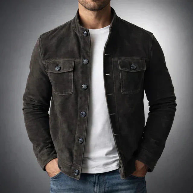 Veste en daim verte Danoir Paris avec boutons, style élégant et moderne, visible en gros plan sur l'image.