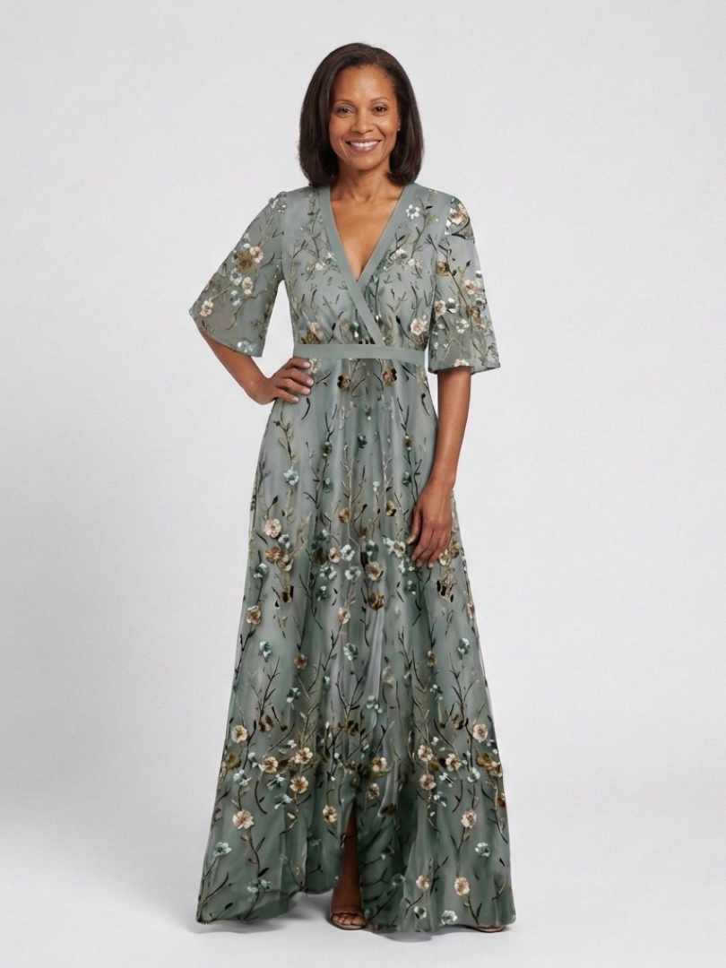 Robe longue fleurie Élodie de Danoir Paris avec col en V, tissu vert, élégante et fluide, portée dans une image.