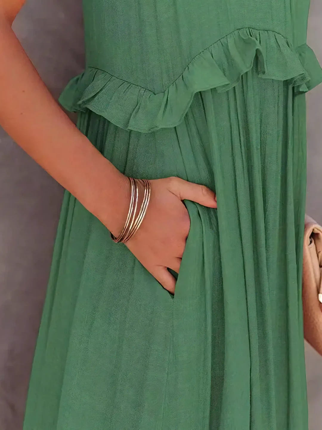 Robe estivale verte Danoir Paris Elsie, élégante, légère avec détails floraux, parfaite pour l'été et les occasions décontractées.