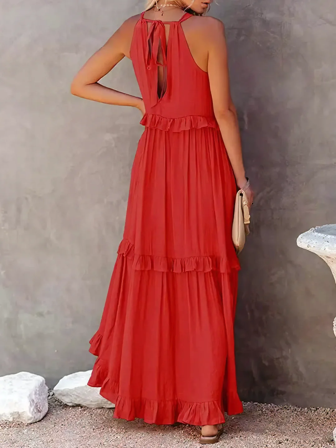 Robe estivale élégante Danoir Paris Elsie en tissu vert avec détails sophistiqués, portée en été.