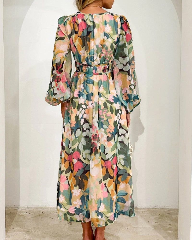 Robe bohème élégante Elvira de Danoir Paris, en tissu vert, avec coupe fluide et détails sophistiqués, parfaite pour une tenue chic.