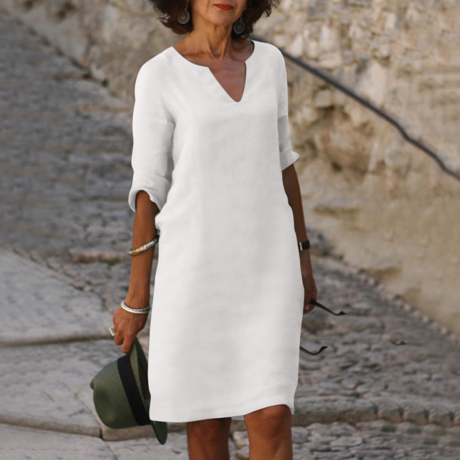Robe légère verte Danoir Paris Eulalior, élégante et fluide, portée avec détails en tissu fin et manches courtes.