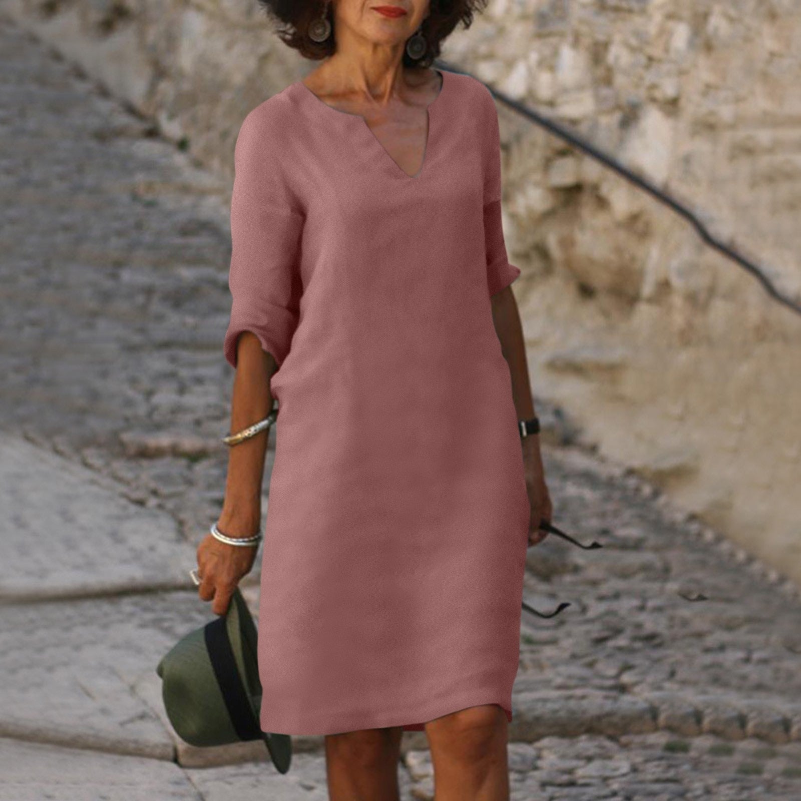 Robe légère élégante Danoir Paris Eulalior en vert, parfait pour une tenue chic et fluide, vue sur le mannequin.