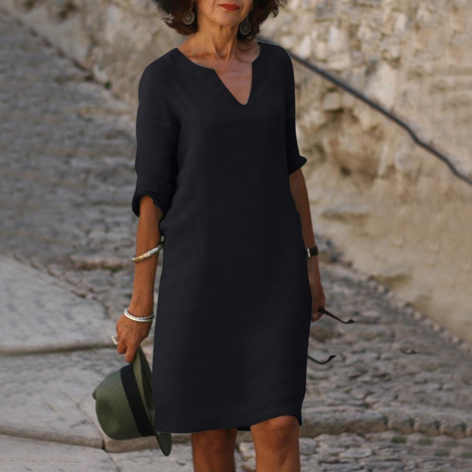 Robe légère verte Danoir Paris Eulalior, élégante et fluide, portée avec détails en tissu léger.