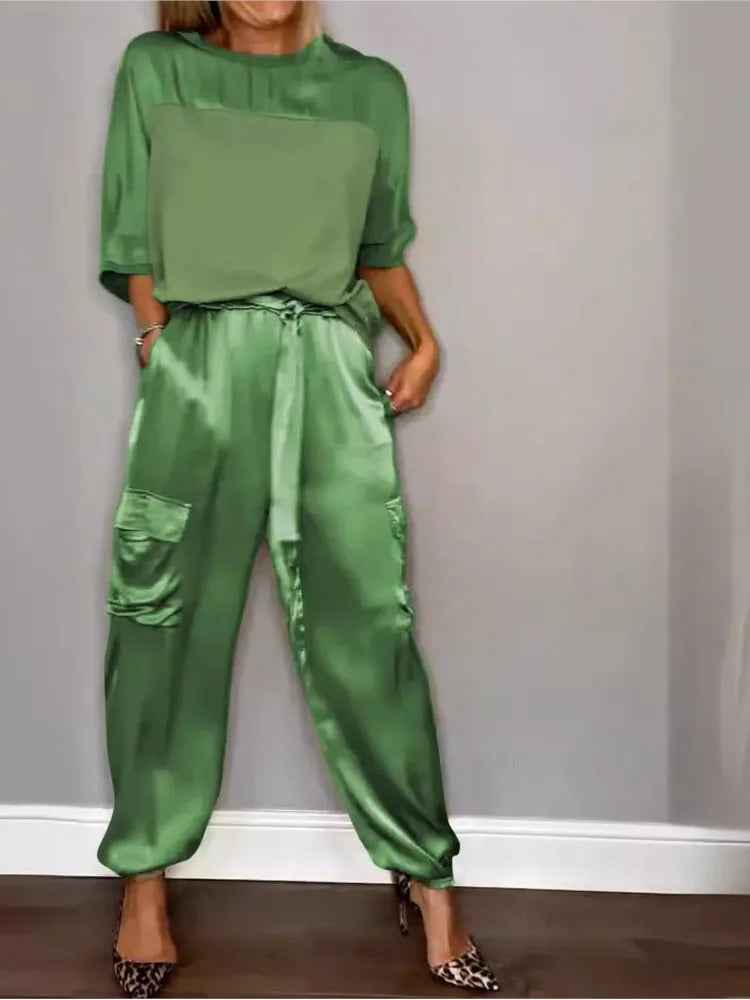 Robe décontractée Evelina en satin vert de Danoir Paris, élégance sophistiquée pour un style chic et confortable.