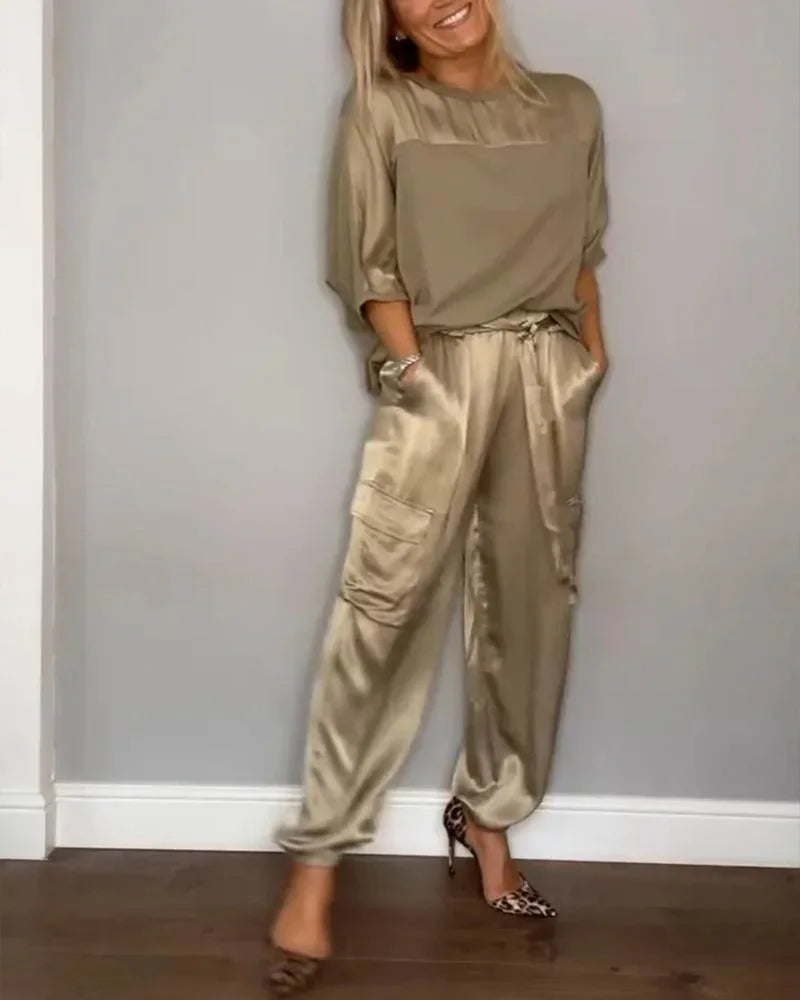 Robe décontractée Evelina en satin vert de Danoir Paris, élégance et confort pour un style chic et décontracté.