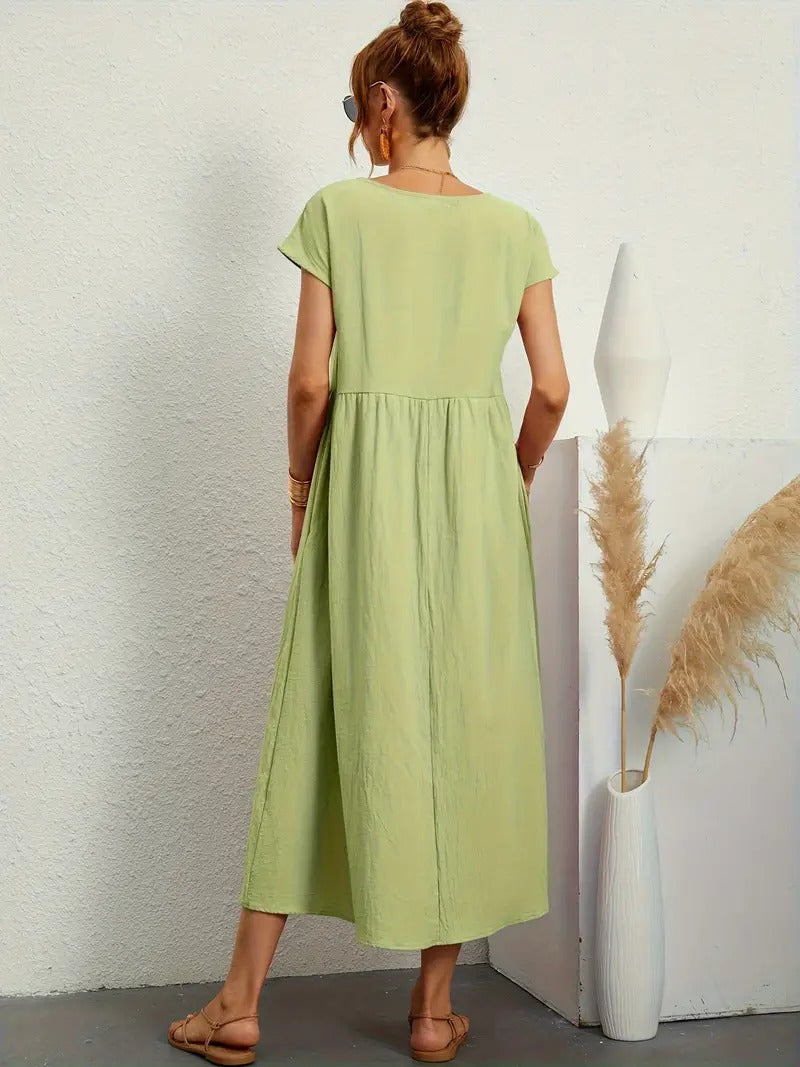 Robe douce et élégante Jeane de Danoir Paris, tissu vert avec détails sophistiqués, portée décontractée et chic.
