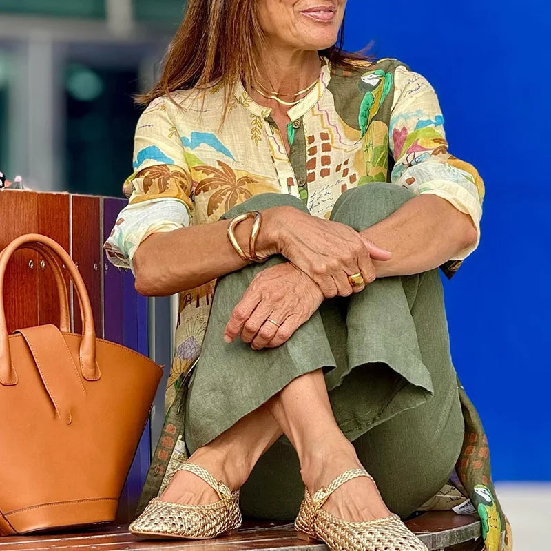 Ensemble en lin Jessica de Danoir Paris, vêtement vert pour femme, avec haut et pantalon léger, porté dans l'image.